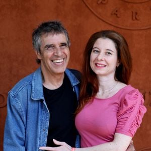 Julien Clerc avec sa femme Hélène Grémillon au village lors des Internationaux de France de Tennis de Roland Garros 2022 à Paris, France, le 4 juin 2022. © Dominique Jacovides/Bestimage