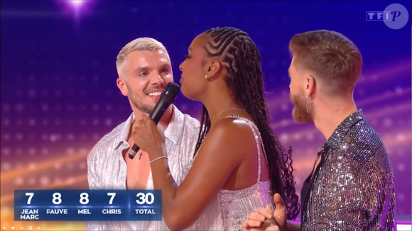 Elle a obtenu 30 points avec deux 7 et deux 8.


Danse avec les stars : Angélique Angarni-Filopon perds ses moyens, tout ne s'est pas passé comme elle l'espérait - capture d'écran TF1