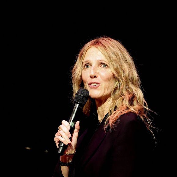 Sandrine Kiberlain pendant la cérémonie de remise du prix lumière à I.Huppert lors de la 16ème édition du Festival Lumière à l'Amphithéâtre - Centre de Congrès à Lyon, France, le 18 octobre 2024. © Dominique Jacovides/Bestimage