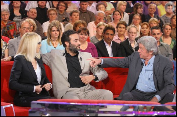 Alain Delon, Mireille Darc et Anthony Delon sur le plateau de "Vivement dimanche" le 24 septembre 2008. © Guillaume Gaffiot/bestimage