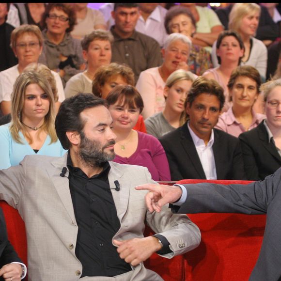 Alain Delon, Mireille Darc et Anthony Delon sur le plateau de "Vivement dimanche" le 24 septembre 2008. © Guillaume Gaffiot/bestimage