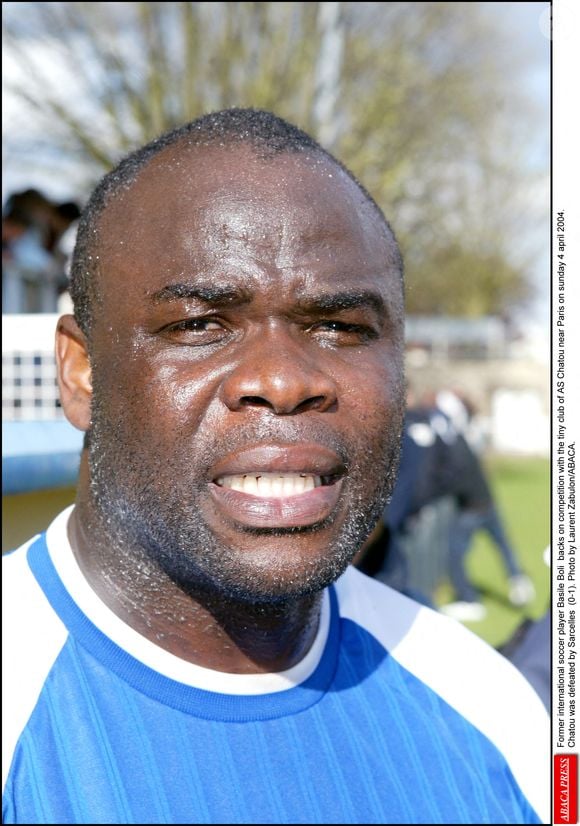 L'ancien footballeur international Basile Boli revient sur la compétition avec le petit club de l'AS Chatou près de Paris le dimanche 4 avril 2004. Chatou a été battu par Sarcelles (0-1). Photo par Laurent Zabulon/ABACA.