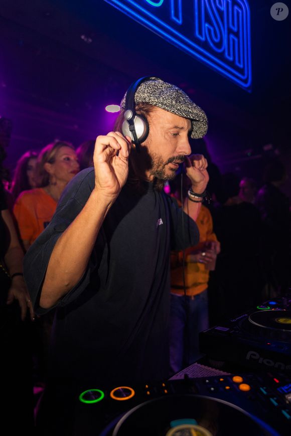Bob Sinclar aux platines lors de la soirée B-BOY ISH au Pavillon Tilsitt à Paris, le 10 décembre 2025.
© Florian Lavielle / Bestimage