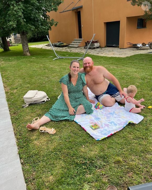 Ils s'étaient dit pas de 3e enfant avec son mari et pourtant... Une candidate emblématique de L'amour est dans le pré est enceinte ! - Purepeople