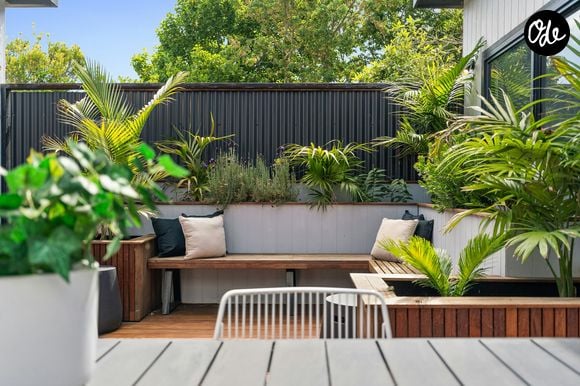 Des jardinières bien fournies suffisent parfois à couper la vue.
Photo de Alex Tysonsur Unsplash