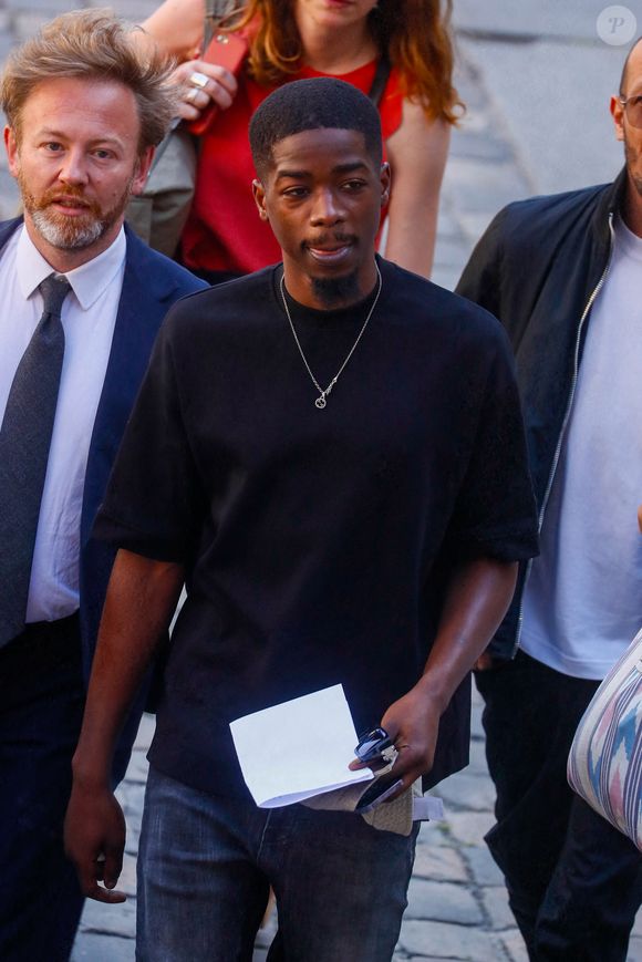 Le rappeur français MHD (Mohamed Sylla), arrive avec ses avocats Antoine Vey et Elise Arfi à l'ouverture de son procès et de celui de huit autres hommes pour un meurtre commis lors d'une bagarre entre deux gangs rivaux à Paris en 2018, au Palais de Justice de Paris, France, le 4 septembre 2023. L'artiste et quatre coaccusés comparaîtront libres, trois autres sont toujours en détention provisoire et le dernier, toujours en liberté, sera jugé par contumace. Ils risquent jusqu'à 30 ans de prison. © Christophe Clovis/Bestimage