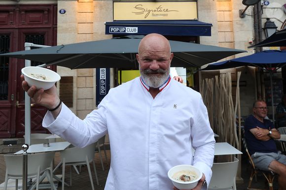 Le chef Philippe Etchebest décline son plat "Signature" en mode street food au sein du Pop Up Club à Bordeaux le 11 septembre 2023.
© Fabien Cottereau / Bestimage