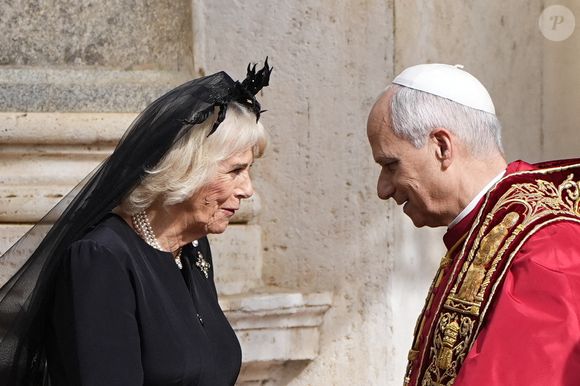 Le roi Charles III d'Angleterre et Camilla Parker Bowles, reine consort d'Angleterre, quittent le pape Léon XIV après avoir assisté au service œcuménique dans la chapelle Sixtine au Vatican, le 23 octobre 2025. Photo par PA Photo/ Bestimage