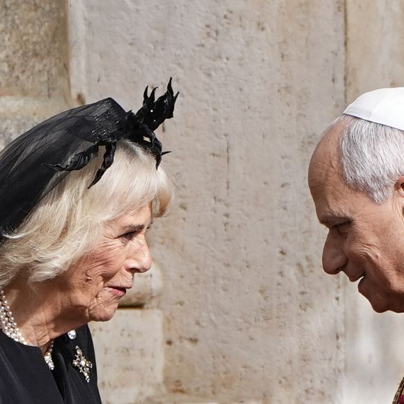 Le roi Charles III d'Angleterre et Camilla Parker Bowles, reine consort d'Angleterre, quittent le pape Léon XIV après avoir assisté au service œcuménique dans la chapelle Sixtine au Vatican, le 23 octobre 2025. Photo par PA Photo/ Bestimage