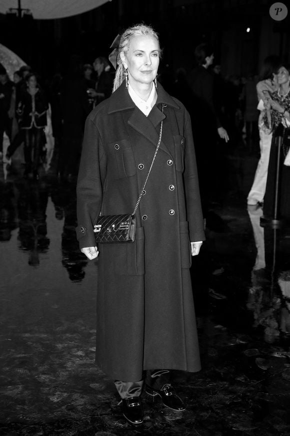Carole Bouquet - Célébrités au Défilé Chanel, Collections Prêt-à-porter Printemps / Eté 2026, dans le cadre de la Fashion Week de Paris. Au Grand Palais à Paris, France, le 06 Octobre 2025. 

© Bertrand Rindoff / Bestimage