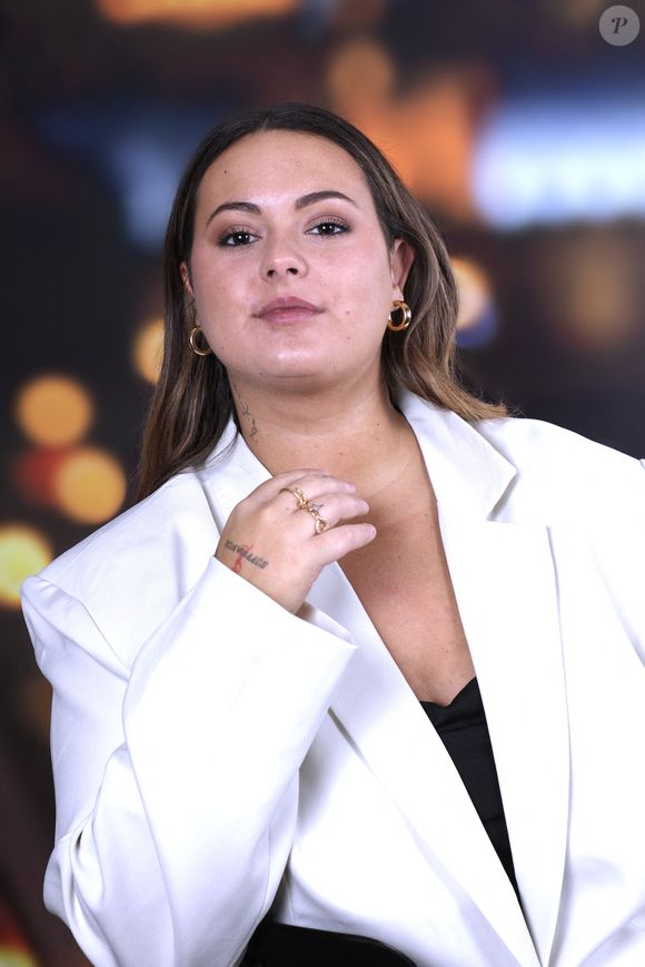 Ainsi, elle aussi a tenu à partager un petit message sur ses réseaux sociaux autour de sa nuit très courte en raison de cette frayeur. "C'est mon jardin le soir du nouvel an et non, ce n'est pas un pote de ma mère", a-t-elle écrit. 

Exclusif - Portrait de Lou Pernaut à Paris, le 10 octobre 2025.
© Cédric Perrin/Bestimage