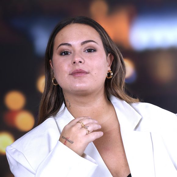 Ainsi, elle aussi a tenu à partager un petit message sur ses réseaux sociaux autour de sa nuit très courte en raison de cette frayeur. "C'est mon jardin le soir du nouvel an et non, ce n'est pas un pote de ma mère", a-t-elle écrit. 

Exclusif - Portrait de Lou Pernaut à Paris, le 10 octobre 2025.
© Cédric Perrin/Bestimage
