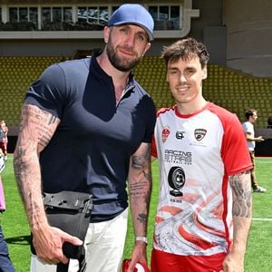 GMK et Louis Ducruet (président des Barbagiuans) lors du match de football caritatif au stade Louis II de Monaco opposant les Barbagiuans aux pilotes de l'équipe Nazionale Piloti dans le cadre de la "Racing Stars Football Cup" le 3 juin 2026.
Depuis 35 ans, des pilotes automobiles participent chaque année à un match de football caritatif organisé à Monaco. Ce " match des pilotes " a accueilli tous les plus grands de la Formule 1, y compris Michael Schumacher. En 2025, une nouvelle mouture a vu le jour, la Racing Stars Football Cup, sous la houlette de Louis Ducruet, le fils de la princesse Stéphanie. Ce 3 juin 2026, avait lieu la deuxième édition de l'événement caritatif, organisé au profit de deux associations.
Les fonds récoltés lors de l'événement seront reversés à deux associations. La première est " Mercy Ships ", qui déploie des navires-hôpitaux afin d'offrir des soins chirurgicaux gratuits en Afrique. La seconde association est " Les Soins de l'espoir ", qui est engagée auprès d'enfants et d'adultes défavorisés en Asie du Sud-Est, notamment au Vietnam.
Les Barbagiuans ont remporté le match 6 - 2
© Bruno Bebert / Bestimage