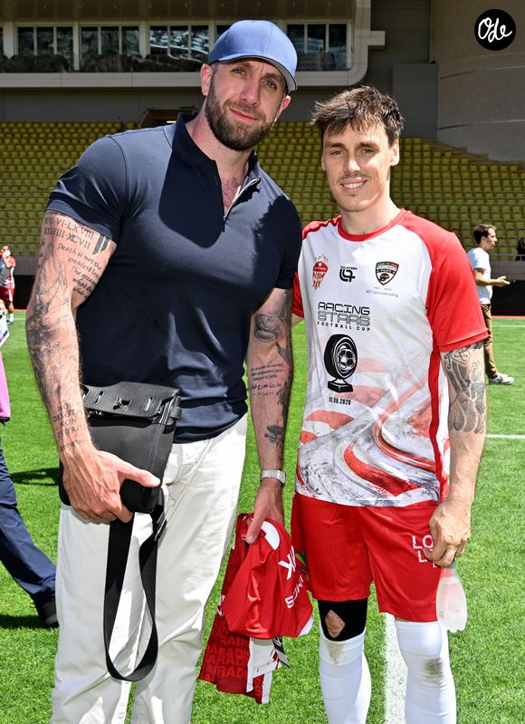 GMK et Louis Ducruet (président des Barbagiuans) lors du match de football caritatif au stade Louis II de Monaco opposant les Barbagiuans aux pilotes de l'équipe Nazionale Piloti dans le cadre de la "Racing Stars Football Cup" le 3 juin 2026.
Depuis 35 ans, des pilotes automobiles participent chaque année à un match de football caritatif organisé à Monaco. Ce " match des pilotes " a accueilli tous les plus grands de la Formule 1, y compris Michael Schumacher. En 2025, une nouvelle mouture a vu le jour, la Racing Stars Football Cup, sous la houlette de Louis Ducruet, le fils de la princesse Stéphanie. Ce 3 juin 2026, avait lieu la deuxième édition de l'événement caritatif, organisé au profit de deux associations.
Les fonds récoltés lors de l'événement seront reversés à deux associations. La première est " Mercy Ships ", qui déploie des navires-hôpitaux afin d'offrir des soins chirurgicaux gratuits en Afrique. La seconde association est " Les Soins de l'espoir ", qui est engagée auprès d'enfants et d'adultes défavorisés en Asie du Sud-Est, notamment au Vietnam.
Les Barbagiuans ont remporté le match 6 - 2

© Bruno Bebert / Bestimage
