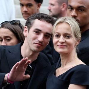 Gaston Ardisson, Audrey Crespo-Mara et son fils Sékou - Sorties des obsèques de Thierry Ardisson en l’église Saint-Roch de Paris, France, le 17 juillet 2025. 
© Clovis-Jacovides/Bestimage