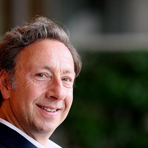 Il a également assuré avoir déjà enregistré près d'une dizaine d'émissions inédites, ainsi que de nouveaux numéros du "Village préféré des Français", du "Monument préféré des Français" et de "Laissez-vous guider".

Stéphane Bern au village lors des Internationaux de France de Tennis de Roland Garros 2025. Paris, le 29 mai 2025.

© Moreau/Jacovides/Bestimage