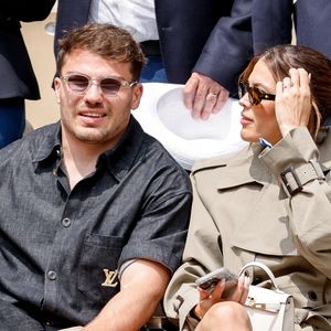 Antoine Dupont et sa compagne Iris Mittenaere en tribunes lors de la finale messieurs des Internationaux de France de Tennis de Roland Garros 2025 (jour 15), à Paris, France, le 8 juin 2025. © Cyril Moreau/Bestimage