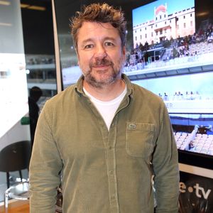 Marié à Marion depuis plus de 20 ans, l'animateur parle rarement de sa vie de couple. Ils se sont rencontrés en 1999 et la demande en mariage n'a pas traîné...

Exclusif - Bruno Guillon au déjeuner dans la loge de France Télévision lors des internationaux de France de Tennis de Roland Garros 2025 (Jour 9), à Paris, France, le 2 Juin 2025. © Bertrand Rindoff/Bestimage