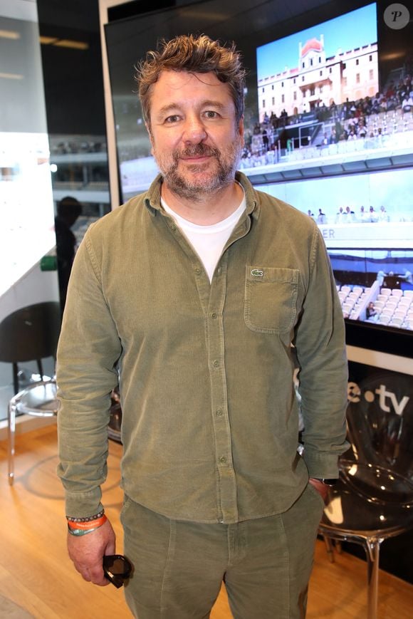 Marié à Marion depuis plus de 20 ans, l'animateur parle rarement de sa vie de couple. Ils se sont rencontrés en 1999 et la demande en mariage n'a pas traîné...

Exclusif - Bruno Guillon au déjeuner dans la loge de France Télévision lors des internationaux de France de Tennis de Roland Garros 2025 (Jour 9), à Paris, France, le 2 Juin 2025. © Bertrand Rindoff/Bestimage