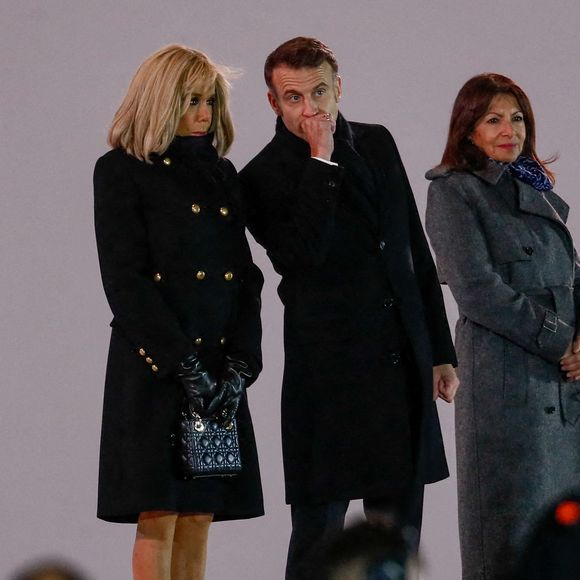 Et de conclure : "Quand on perd quelqu’un, il y a une famille, ils sont tous dans l’affliction donc on est là. On leur présente nos condoléances. C’est la même chose, Monsieur Le Pen, l’histoire dira".

Emmanuel Macron, président de la République Française, la Première dame Brigitte Macron et Anne Hidalgo - Arrivées à la cérémonie de réouverture de la cathédrale Notre-Dame de Paris, le 7 décembre 2024. © Bestimage