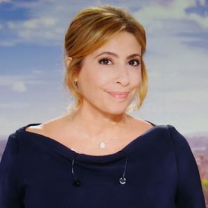 Captures d'écran - Léa Salamé présente son premier journal de 20 heures sur France 2 le 1er septembre 2025.

© Alain Guizard / Bestimage