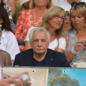 Semi-exclusif - Michel Sardou - Michel Sardou rend hommage à son père en famille lors du premier trophée de pétanque "Fernand Sardou" à Bormes-les-Mimosas le 29 mai 2026. Le célèbre chanteur est venu en famille avec sa femme, son fils Romain avec son fils de deux ans et demi et de sa compagne enceinte de son deuxième enfant.
La première édition du Trophée Fernand Sardou est organisée du 29 au 31 mai au coeur du village de Bormes les Mimosas. Une initiative portée par Michel et son fils Romain, pour rendre hommage à leur illustre parent Fernand Sardou au travers d'un tournoi de pétanque.
En lien avec la municipalité et l'Amicale Bouliste Borméenne (ABB), un premier Trophée Fernand Sardou sera organisé avec deux grands temps forts : Le vendredi, dès 18h, un tournoi d'exhibition sera proposé et verra s'affronter 16 triplettes. Puis un concours fédéral à pétanque sera organisé le weekend et ouvert à tous les amateurs. 128 équipes seront réparties sur les sites les plus emblématiques du village, à savoir au boulodrome de la place Saint-François, mais aussi au parc Cigalou, sur le site du château et à l'ancien stade. © Franz Chavaroche/Bestimage