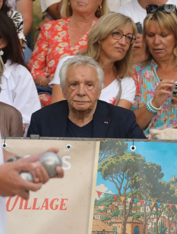 Semi-exclusif - Michel Sardou - Michel Sardou rend hommage à son père en famille lors du premier trophée de pétanque "Fernand Sardou" à Bormes-les-Mimosas le 29 mai 2026. Le célèbre chanteur est venu en famille avec sa femme, son fils Romain avec son fils de deux ans et demi et de sa compagne enceinte de son deuxième enfant.
La première édition du Trophée Fernand Sardou est organisée du 29 au 31 mai au coeur du village de Bormes les Mimosas. Une initiative portée par Michel et son fils Romain, pour rendre hommage à leur illustre parent Fernand Sardou au travers d'un tournoi de pétanque.
En lien avec la municipalité et l'Amicale Bouliste Borméenne (ABB), un premier Trophée Fernand Sardou sera organisé avec deux grands temps forts : Le vendredi, dès 18h, un tournoi d'exhibition sera proposé et verra s'affronter 16 triplettes. Puis un concours fédéral à pétanque sera organisé le weekend et ouvert à tous les amateurs. 128 équipes seront réparties sur les sites les plus emblématiques du village, à savoir au boulodrome de la place Saint-François, mais aussi au parc Cigalou, sur le site du château et à l'ancien stade. © Franz Chavaroche/Bestimage