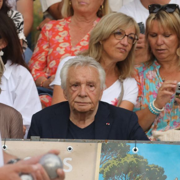 Semi-exclusif - Michel Sardou - Michel Sardou rend hommage à son père en famille lors du premier trophée de pétanque "Fernand Sardou" à Bormes-les-Mimosas le 29 mai 2026. Le célèbre chanteur est venu en famille avec sa femme, son fils Romain avec son fils de deux ans et demi et de sa compagne enceinte de son deuxième enfant.
La première édition du Trophée Fernand Sardou est organisée du 29 au 31 mai au coeur du village de Bormes les Mimosas. Une initiative portée par Michel et son fils Romain, pour rendre hommage à leur illustre parent Fernand Sardou au travers d'un tournoi de pétanque.
En lien avec la municipalité et l'Amicale Bouliste Borméenne (ABB), un premier Trophée Fernand Sardou sera organisé avec deux grands temps forts : Le vendredi, dès 18h, un tournoi d'exhibition sera proposé et verra s'affronter 16 triplettes. Puis un concours fédéral à pétanque sera organisé le weekend et ouvert à tous les amateurs. 128 équipes seront réparties sur les sites les plus emblématiques du village, à savoir au boulodrome de la place Saint-François, mais aussi au parc Cigalou, sur le site du château et à l'ancien stade. © Franz Chavaroche/Bestimage