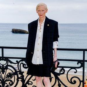 Tilda Swinton au deuxième photocall du défilé Chanel "Collection Croisière 2026-2027 (Chanel Cruise)" sur la terrasse du Casino municipal de Biarritz, France, le 28 avril 2026. 

© Olivier Borde/Bestimage