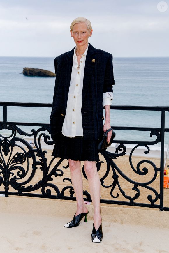Tilda Swinton au deuxième photocall du défilé Chanel "Collection Croisière 2026-2027 (Chanel Cruise)" sur la terrasse du Casino municipal de Biarritz, France, le 28 avril 2026. 

© Olivier Borde/Bestimage