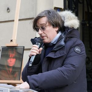 Thomas Dutronc - Dévoilement d'une plaque commémorative en hommage à Françoise Hardy (veille de ce qui aurait été le 82ème anniversaire) apposée sur la façade du 24 rue d'Aumale à Paris, France, le 16 janvier 2026, où la chanteuse a vécu son enfance et son adolescence jusqu'à ses premiers succès. En présence des élèves du département théâtre et jazz du Conservatoire municipal Nadia et Lili Boulanger. © Coadic Guirec/Bestimage