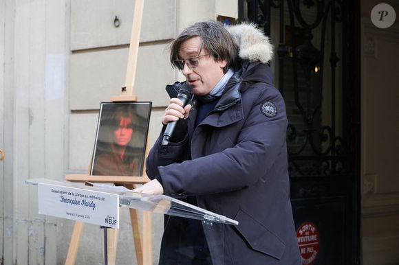 Thomas Dutronc - Dévoilement d'une plaque commémorative en hommage à Françoise Hardy (veille de ce qui aurait été le 82ème anniversaire) apposée sur la façade du 24 rue d'Aumale à Paris, France, le 16 janvier 2026, où la chanteuse a vécu son enfance et son adolescence jusqu'à ses premiers succès. En présence des élèves du département théâtre et jazz du Conservatoire municipal Nadia et Lili Boulanger. © Coadic Guirec/Bestimage