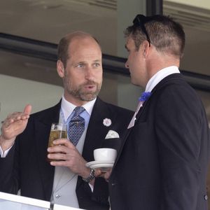 Après avoir assisté ce week-end à la dernière édition du Trooping of The Colour avec une partie de son illustre clan, le fils du roi Charles III a été vu - ce mercredi 18 juin - à l'édition 2025 du Royal Ascot !

Prince William (Le prince William, prince de Galles), courses hippiques royales Royal Ascot 2025, Jour 2 à Ascot, Royaume-Uni, 18 juin 2025 - (Dana Press / Bestimage)