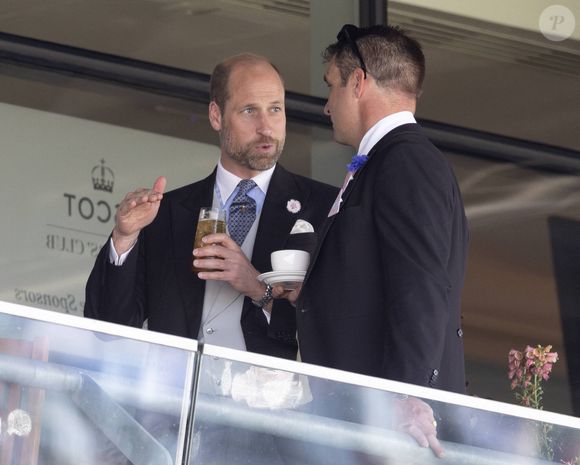 Après avoir assisté ce week-end à la dernière édition du Trooping of The Colour avec une partie de son illustre clan, le fils du roi Charles III a été vu - ce mercredi 18 juin - à l'édition 2025 du Royal Ascot !

Prince William (Le prince William, prince de Galles), courses hippiques royales Royal Ascot 2025, Jour 2 à Ascot, Royaume-Uni, 18 juin 2025 - (Dana Press / Bestimage)