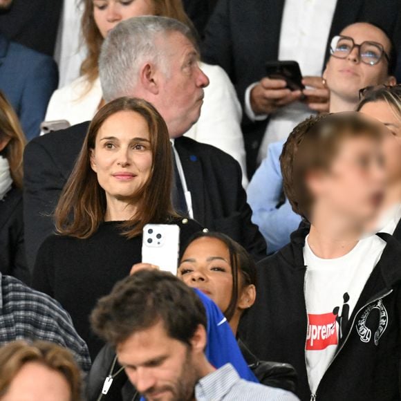 Natalie Portman, accompagnée de son fils Aleph, a assisté au match qui opposait les Bleus à l'Islande au Parc des Princes

Natalie Portman et son fils Aleph, Christina Milian et son mari M. Pokora (Matt Pokora), Mathieu Vergne et sa femme Ophélie Meunier, Kamel Isker, Alexis Michalik - Célébrités dans les tribunes lors du match de qualification pour la Coupe du Monde entre la France et l'Islande (2-1) au Parc des Princes à Paris. © Lionel Urman/Bestimage