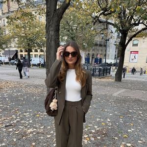 Aujourd’hui, Lola vit principalement à Bordeaux et travaille comme freelance en marketing.

Lola Courbet à Bordeaux à l'automne 2025.

Compte instagram de Lola Courbet