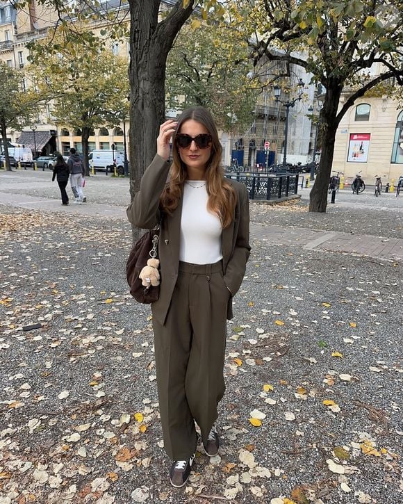 Aujourd’hui, Lola vit principalement à Bordeaux et travaille comme freelance en marketing.

Lola Courbet à Bordeaux à l'automne 2025.

Compte instagram de Lola Courbet