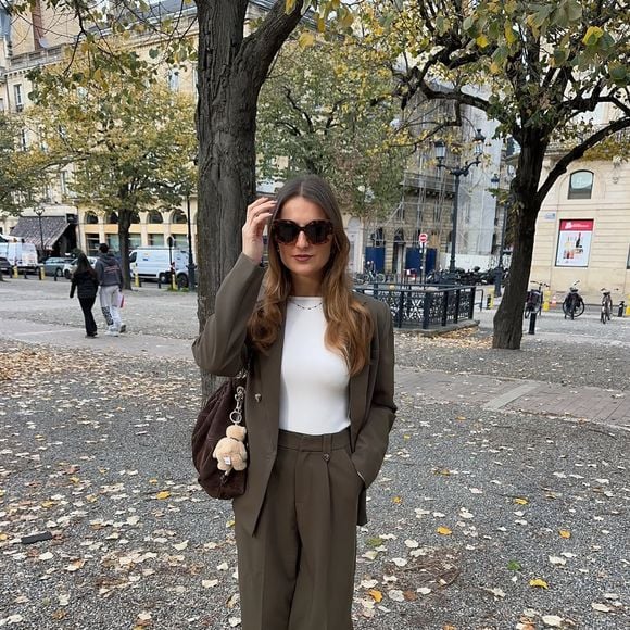 Aujourd’hui, Lola vit principalement à Bordeaux et travaille comme freelance en marketing.

Lola Courbet à Bordeaux à l'automne 2025.

Compte instagram de Lola Courbet