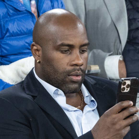 "Et maintenant, ils ont tout ce que je ne voulais pas, les tablettes et les ordinateurs !", a-t-il ajouté, laissant donc comprendre que cela n'était donc pas de son goût.

Teddy Riner dans les tribunes lors des Internationaux de France de Tennis de Roland Garros 2025, à Paris, France, le 5 juin 2025. © Jacovides-Moreau/Bestimage