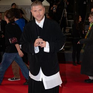 On peut y lire plusieurs chiffres, correspondant à son heure de naissance

Quentin Mosimann assiste à la projection de « Sanguines » sur le tapis rouge lors du 79e Festival de Cannes, à Cannes, le 14 mai 2026. Photo : Laurent Zabulon/ABACAPRESS.COM