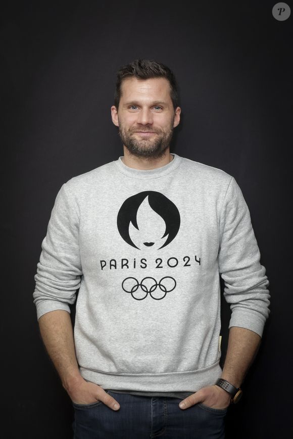Exclusif - Alexis Michalik pose en marge de sa venue à Radio J à Paris le 30 janvier 2024. © Jack Tribeca /Bestimage