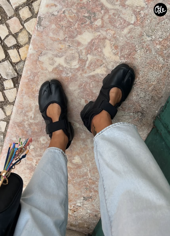 La fameuse Nike Air Rift séduit les plus grandes stars mondiales et les passionnées de mode.