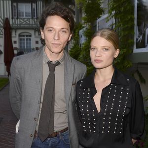 L'actrice peut se glisser dans la peau de n’importe quel personnage né de l’esprit de différents scénaristes, mais dans sa vie privée, l’histoire qu’elle a choisi d’écrire se fait avec Raphaël.


Le chanteur Raphaël et sa compagne Mélanie Thierry - Inauguration de l'hôtel Barrière Le Normandy à Deauville, le 18 juin 2016. © Coadic Guirec/Bestimage