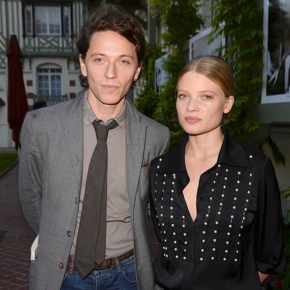 L'actrice peut se glisser dans la peau de n’importe quel personnage né de l’esprit de différents scénaristes, mais dans sa vie privée, l’histoire qu’elle a choisi d’écrire se fait avec Raphaël.


Le chanteur Raphaël et sa compagne Mélanie Thierry - Inauguration de l'hôtel Barrière Le Normandy à Deauville, le 18 juin 2016. © Coadic Guirec/Bestimage