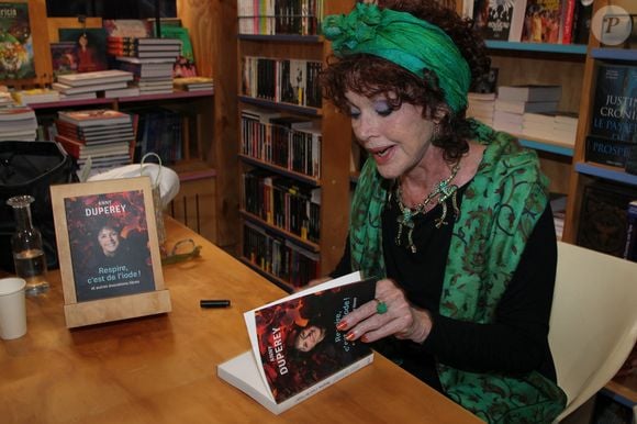 Anny Duperey - A.Duperey dédicace son livre "Respire, c'est de l'iode !" à la librairie La 25e Heure à Paris le 9 avril 2025. © Philippe Baldini / Bestimage