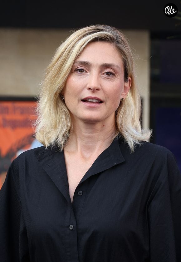 Leur relation dépassait le cadre professionnel : Delphine Paul était pour elle une inspiration, un modèle et un pilier.

 Julie Gayet - Arrivées à la projection au cinéma CGR lors de la 17ème édition du Festival du Film Francophone de Angoulême (FFA). Le 29 août 2024 © Coadic Guirec / Bestimage