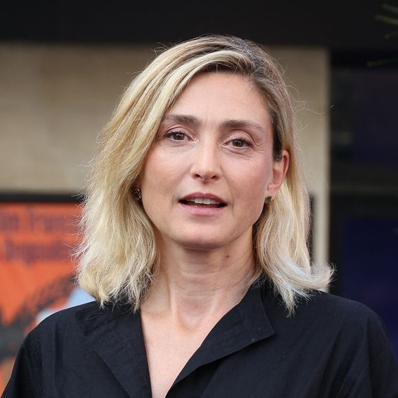 Leur relation dépassait le cadre professionnel : Delphine Paul était pour elle une inspiration, un modèle et un pilier.

 Julie Gayet - Arrivées à la projection au cinéma CGR lors de la 17ème édition du Festival du Film Francophone de Angoulême (FFA). Le 29 août 2024 © Coadic Guirec / Bestimage