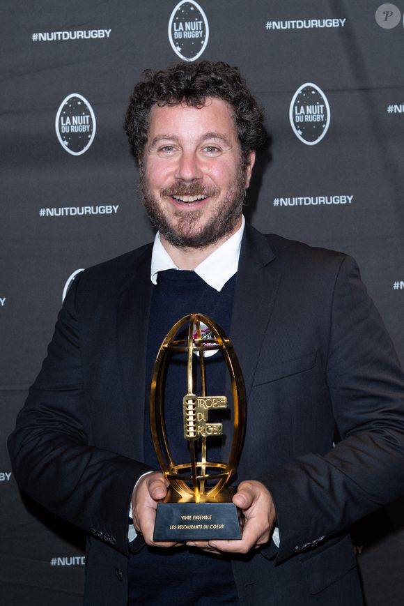 Romain Colucci, prix du "Vivre ensemble"  ( Les Restos du Coeur) lors de la 17ème Nuit du Rugby à l'Olympia à Paris le 27 septembre 2021.

© Pierre Perusseau / Bestimage