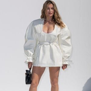 Laetitia Casta au photocall du défilé Jacquemus de la mode homme Printemps/Été 2026 dans le cadre de la Fashion Week de Paris dans les jardins de l’Orangerie à Versailles, France, le 29, 2025. © Olivier Borde/Bestimage