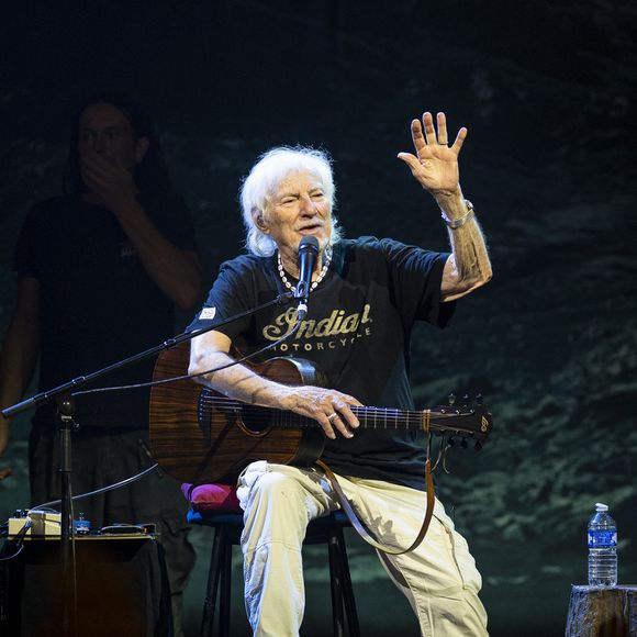 L'interprète de "Santiano" vient d’entamer une nouvelle tournée à travers la France.

Hugues Aufray en concert au Zenith de Rouen le 27 juin 2026. © Pierre Perusseau/Bestimage